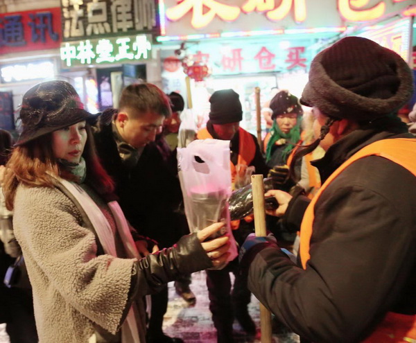20191213365bet娱乐官网_线上365bet体育_bt365网上娱乐哈尔滨市香坊十三支部慰问环卫工人--送慰问品.jpg
